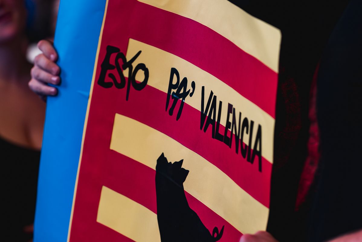 
             Cartell amb la senyera valenciana i el logotip del grup Estopa amb les lletre...
             Autor: Josbel A. Tinoco
             Mostra els detalls de la imatge Cartell amb la senyera valenciana i el logotip del grup Estopa amb les lletre...
             