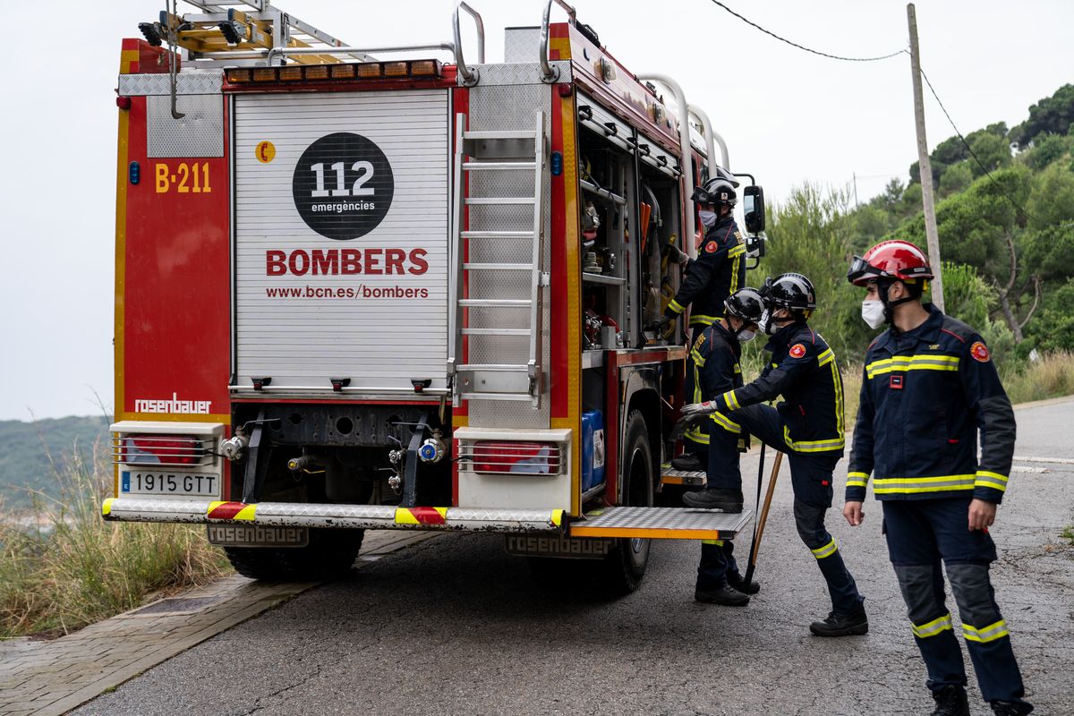<div class='imageHoverDetail'>
             <p class='imageHoverTitle twoLineBreak'>Uns bombers es preparen al costat del camió per a les accions relatives a la ...</p>
             <p class='imageHoverAutor oneLineBreak'>Autor: Isaac Planella</p>
             <button class='imageHoverBtn'>Mostra els detalls de la imatge <span class='sr-only'>Uns bombers es preparen al costat del camió per a les accions relatives a la ...</span></button>
             </div>
