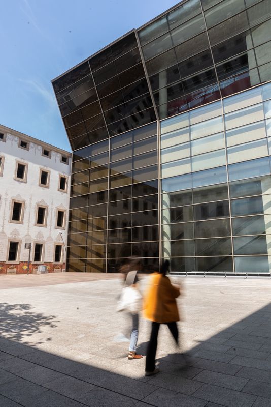 <div class='imageHoverDetail'>
             <p class='imageHoverTitle twoLineBreak'>Vista general d’una façana del CCCB. Per la plaça hi circulen dues persones.</p>
             <p class='imageHoverAutor oneLineBreak'>Autor: Paula Jaume</p>
             <button class='imageHoverBtn'>Mostra els detalls de la imatge <span class='sr-only'>Vista general d’una façana del CCCB. Per la plaça hi circulen dues persones.</span></button>
             </div>