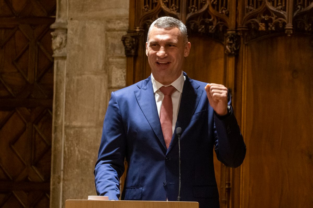 
             Intervenció al faristol de Vitali Klichkó, amb el puny esquerre alçat, durant...
             Autor: Edu Bayer
             Mostra els detalls de la imatge Intervenció al faristol de Vitali Klichkó, amb el puny esquerre alçat, durant...
             