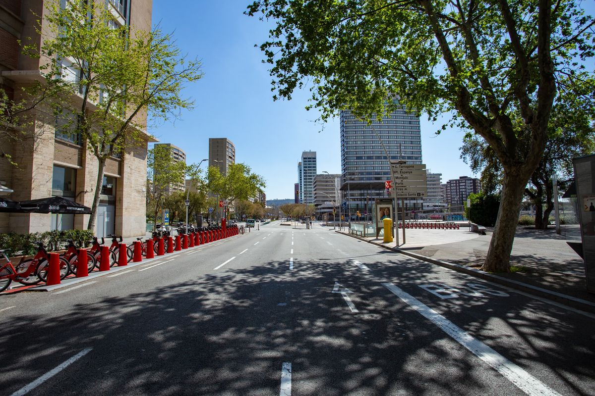 <div class='imageHoverDetail'>
             <p class='imageHoverTitle twoLineBreak'>Carrer de Numància als voltants de Sants Estació. Districte de Sants-Montjuïc...</p>
             <p class='imageHoverAutor oneLineBreak'>Autor: Marc Lozano</p>
             <button class='imageHoverBtn'>Mostra els detalls de la imatge <span class='sr-only'>Carrer de Numància als voltants de Sants Estació. Districte de Sants-Montjuïc...</span></button>
             </div>