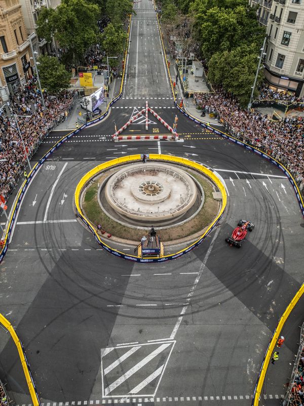 
             Vista d’un cotxe participant al ‘road show’ de Fórmula 1, a la intersecció en...
             Autor: Paula Jaume
             Mostra els detalls de la imatge Vista d’un cotxe participant al ‘road show’ de Fórmula 1, a la intersecció en...
             