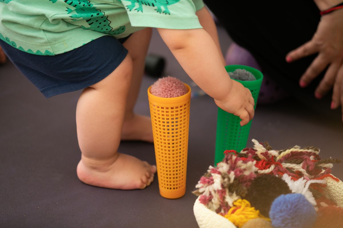 <div class='imageHoverDetail'>
             <p class='imageHoverTitle twoLineBreak'>Un infant juga a l'aula de l'Escola Bressol Municipal Tres Turons</p>
             <p class='imageHoverAutor oneLineBreak'>Autor: Joel Codina</p>
             <button class='imageHoverBtn'>Mostra els detalls de la imatge <span class='sr-only'>Un infant juga a l'aula de l'Escola Bressol Municipal Tres Turons</span></button>
             </div>