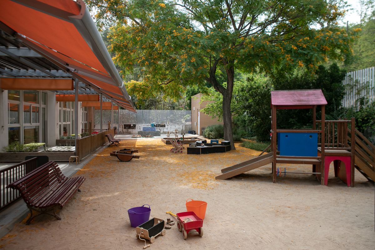 <div class='imageHoverDetail'>
             <p class='imageHoverTitle twoLineBreak'>Pati amb una estructura de joc de fusta a l'Escola Bressol Municipal Tres Turons</p>
             <p class='imageHoverAutor oneLineBreak'>Autor: Joel Codina</p>
             <button class='imageHoverBtn'>Mostra els detalls de la imatge <span class='sr-only'>Pati amb una estructura de joc de fusta a l'Escola Bressol Municipal Tres Turons</span></button>
             </div>