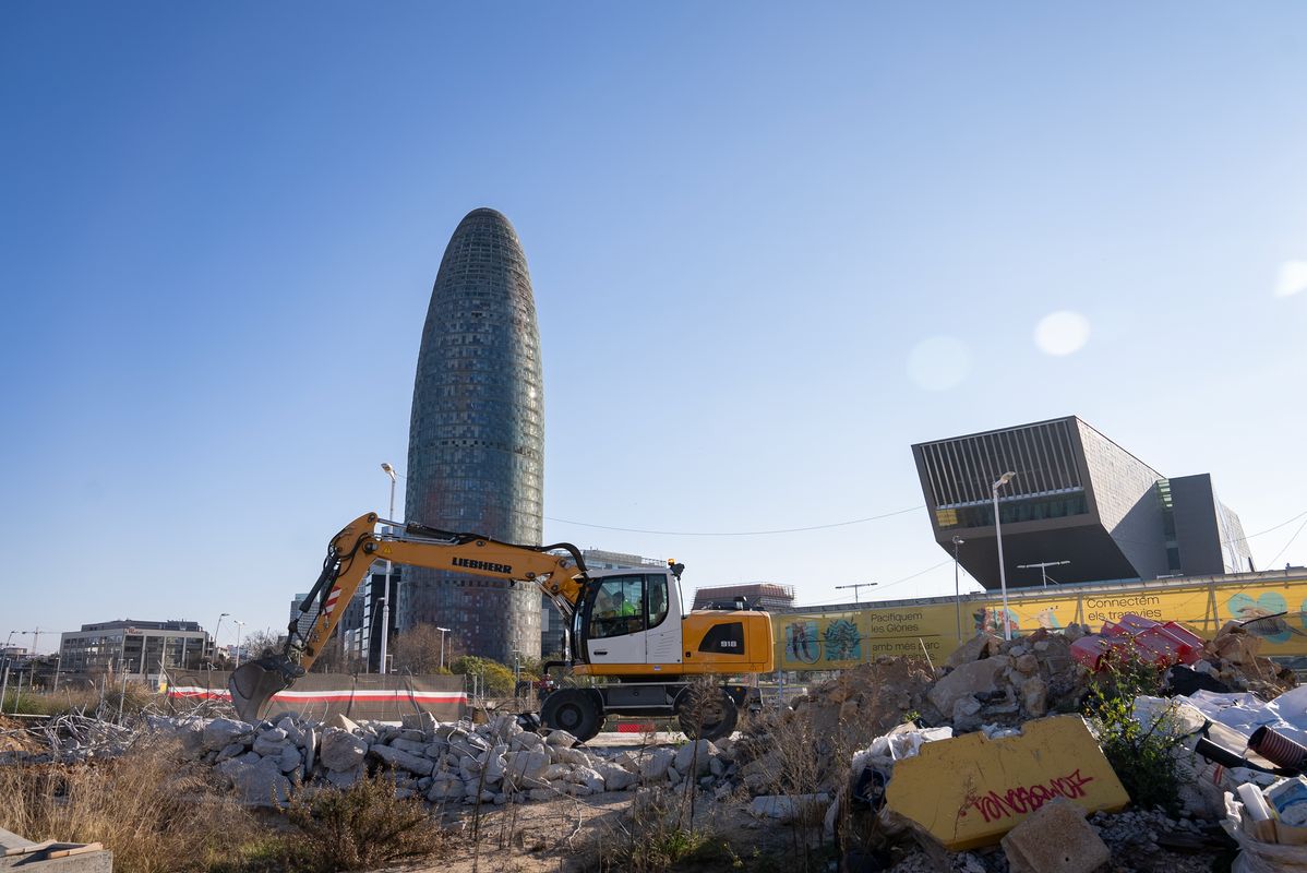 
             Un operari treballa amb una grua excavadora durant l