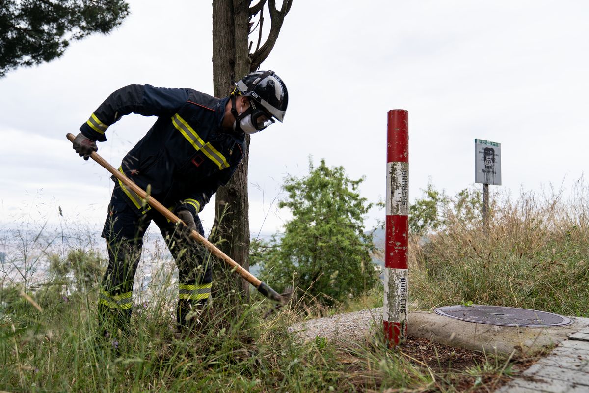 <div class='imageHoverDetail'>
             <p class='imageHoverTitle twoLineBreak'>Un bomber retira les males herbes al voltant d'una de les sortides d'aigua se...</p>
             <p class='imageHoverAutor oneLineBreak'>Autor: Isaac Planella</p>
             <button class='imageHoverBtn'>Mostra els detalls de la imatge <span class='sr-only'>Un bomber retira les males herbes al voltant d'una de les sortides d'aigua se...</span></button>
             </div>