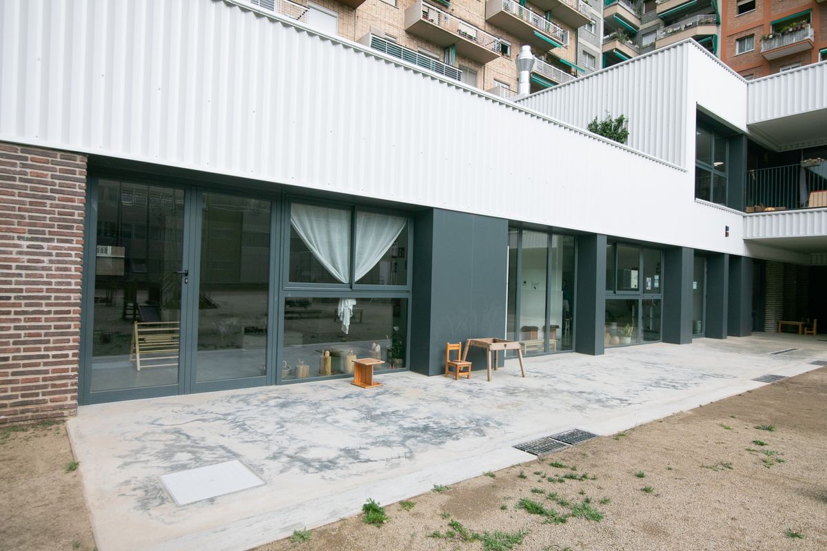 <div class='imageHoverDetail'>
             <p class='imageHoverTitle twoLineBreak'>Espai exterior de l'Espai Familiar de Criança Municipal Pere Calafell</p>
             <p class='imageHoverAutor oneLineBreak'>Autor: Joel Codina</p>
             <button class='imageHoverBtn'>Mostra els detalls de la imatge <span class='sr-only'>Espai exterior de l'Espai Familiar de Criança Municipal Pere Calafell</span></button>
             </div>