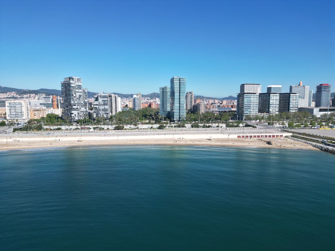 
             Vista aérea de la playa de Levante, donde hay una caseta de socorrista. De fo...
             Autor: Júlia Arnau
             Ver los detalles de la imagen Vista aérea de la playa de Levante, donde hay una caseta de socorrista. De fo...
             