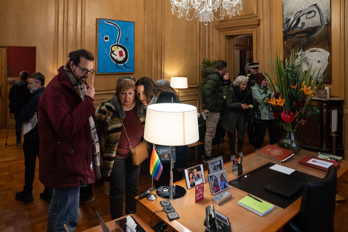 
             Algunas personas visitando el despacho institucional durante las jornadas de ...
             Autor: Lucas Amillano
             Ver los detalles de la imagen Algunas personas visitando el despacho institucional durante las jornadas de ...
             