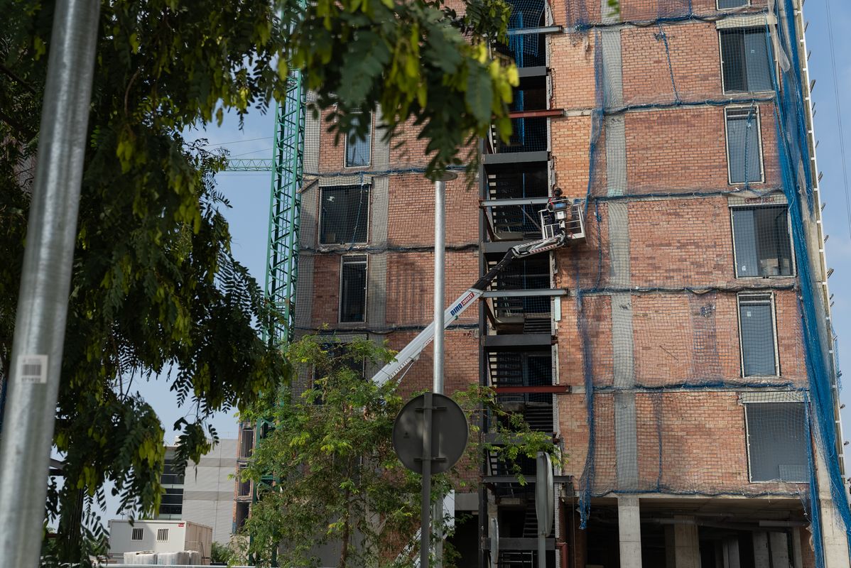 <div class='imageHoverDetail'>
             <p class='imageHoverTitle twoLineBreak'>Blocs de pisos en construcció del barri de la Marina del Prat Vermell a la pr...</p>
             <p class='imageHoverAutor oneLineBreak'>Autor: Lucas Amillano</p>
             <button class='imageHoverBtn'>Mostra els detalls de la imatge <span class='sr-only'>Blocs de pisos en construcció del barri de la Marina del Prat Vermell a la pr...</span></button>
             </div>
