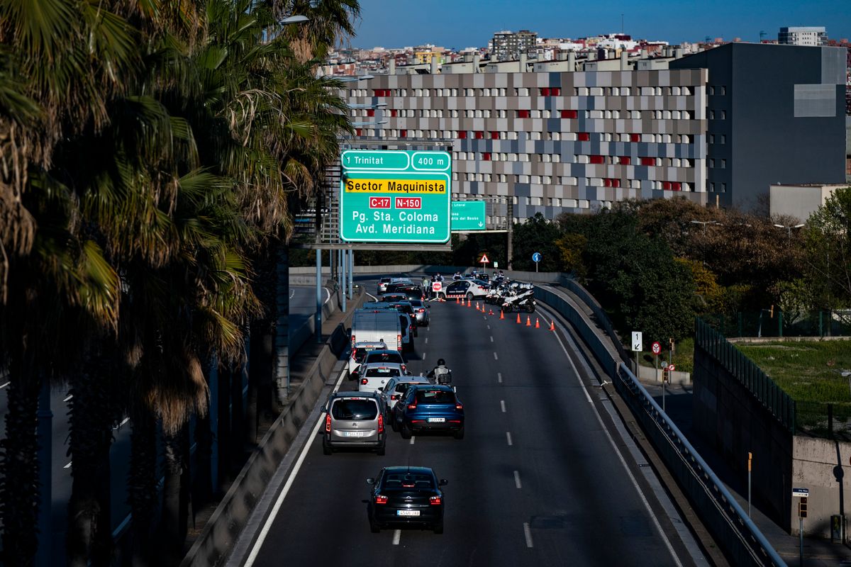 <div class='imageHoverDetail'>
             <p class='imageHoverTitle twoLineBreak'>Control de trànsit de la Guàrdia Urbana i dels Mossos d’Esquadra al nus de la...</p>
             <p class='imageHoverAutor oneLineBreak'>Autor: Laura Guerrero</p>
             <button class='imageHoverBtn'>Mostra els detalls de la imatge <span class='sr-only'>Control de trànsit de la Guàrdia Urbana i dels Mossos d’Esquadra al nus de la...</span></button>
             </div>