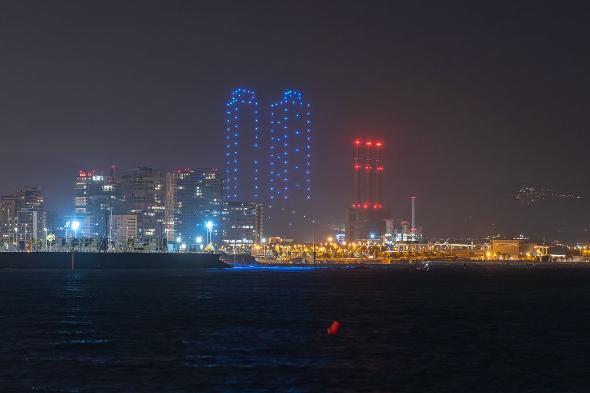 <div class='imageHoverDetail'>
             <p class='imageHoverTitle twoLineBreak'>Espectacle del 30è aniversari de la Vila Olímpica amb la recreació amb drons ...</p>
             <p class='imageHoverAutor oneLineBreak'>Autor: Jordi de Temple</p>
             <button class='imageHoverBtn'>Mostra els detalls de la imatge <span class='sr-only'>Espectacle del 30è aniversari de la Vila Olímpica amb la recreació amb drons ...</span></button>
             </div>