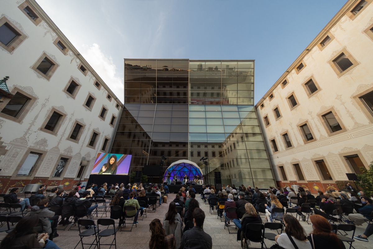 <div class='imageHoverDetail'>
             <p class='imageHoverTitle twoLineBreak'>Taula rodona "La llibertat o la vida?" al Pati de les Dones amb el públic i l...</p>
             <p class='imageHoverAutor oneLineBreak'>Autor: Miquel Taverna</p>
             <button class='imageHoverBtn'>Mostra els detalls de la imatge <span class='sr-only'>Taula rodona "La llibertat o la vida?" al Pati de les Dones amb el públic i l...</span></button>
             </div>