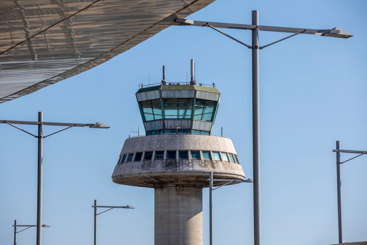 <div class='imageHoverDetail'>
             <p class='imageHoverTitle twoLineBreak'>Aeroport Josep Tarradellas Barcelona-el Prat. Detall d’una antiga torre de co...</p>
             <p class='imageHoverAutor oneLineBreak'>Autor: Edu Bayer</p>
             <button class='imageHoverBtn'>Mostra els detalls de la imatge <span class='sr-only'>Aeroport Josep Tarradellas Barcelona-el Prat. Detall d’una antiga torre de co...</span></button>
             </div>