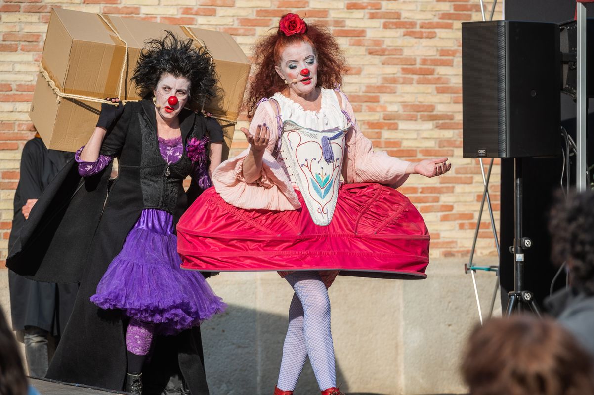 <div class='imageHoverDetail'>
             <p class='imageHoverTitle twoLineBreak'>Moment de l’actuació de les clowns Pepa Plana i Lola González durant l’espect...</p>
             <p class='imageHoverAutor oneLineBreak'>Autor: Pep Herrero</p>
             <button class='imageHoverBtn'>Mostra els detalls de la imatge <span class='sr-only'>Moment de l’actuació de les clowns Pepa Plana i Lola González durant l’espect...</span></button>
             </div>