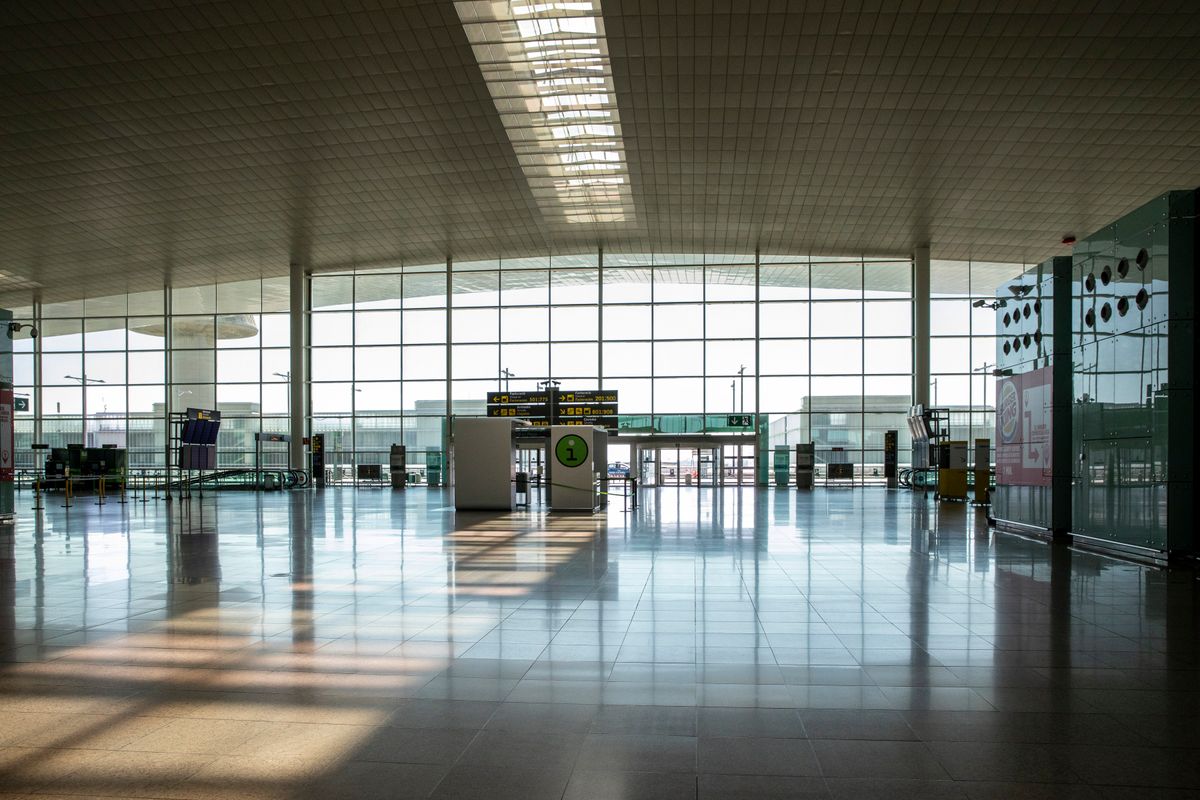 <div class='imageHoverDetail'>
             <p class='imageHoverTitle twoLineBreak'>Aeroport Josep Tarradellas Barcelona-el Prat. Terminal 1, vestíbul de sortides</p>
             <p class='imageHoverAutor oneLineBreak'>Autor: Edu Bayer</p>
             <button class='imageHoverBtn'>Mostra els detalls de la imatge <span class='sr-only'>Aeroport Josep Tarradellas Barcelona-el Prat. Terminal 1, vestíbul de sortides</span></button>
             </div>