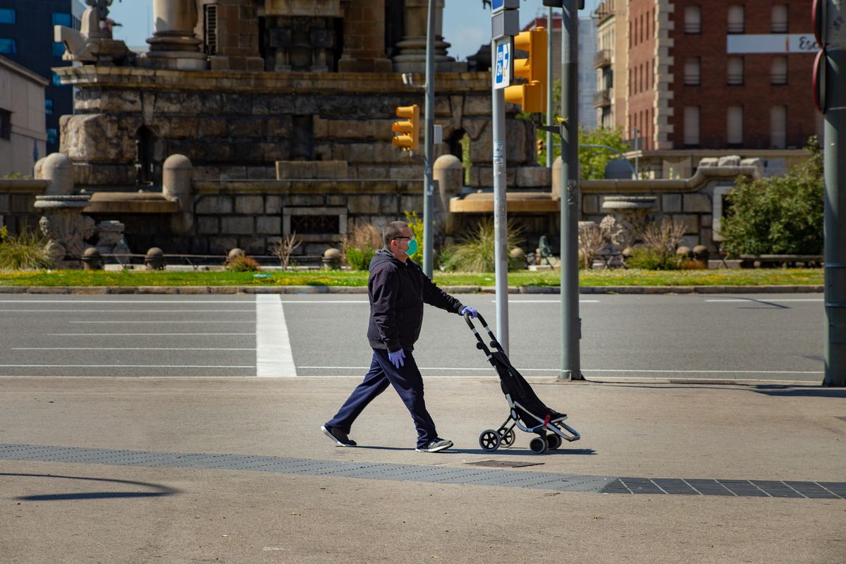 <div class='imageHoverDetail'>
             <p class='imageHoverTitle twoLineBreak'>Un home camina per la gran via de les Corts Catalanes, travessant plaça d’Esp...</p>
             <p class='imageHoverAutor oneLineBreak'>Autor: Marc Lozano</p>
             <button class='imageHoverBtn'>Mostra els detalls de la imatge <span class='sr-only'>Un home camina per la gran via de les Corts Catalanes, travessant plaça d’Esp...</span></button>
             </div>