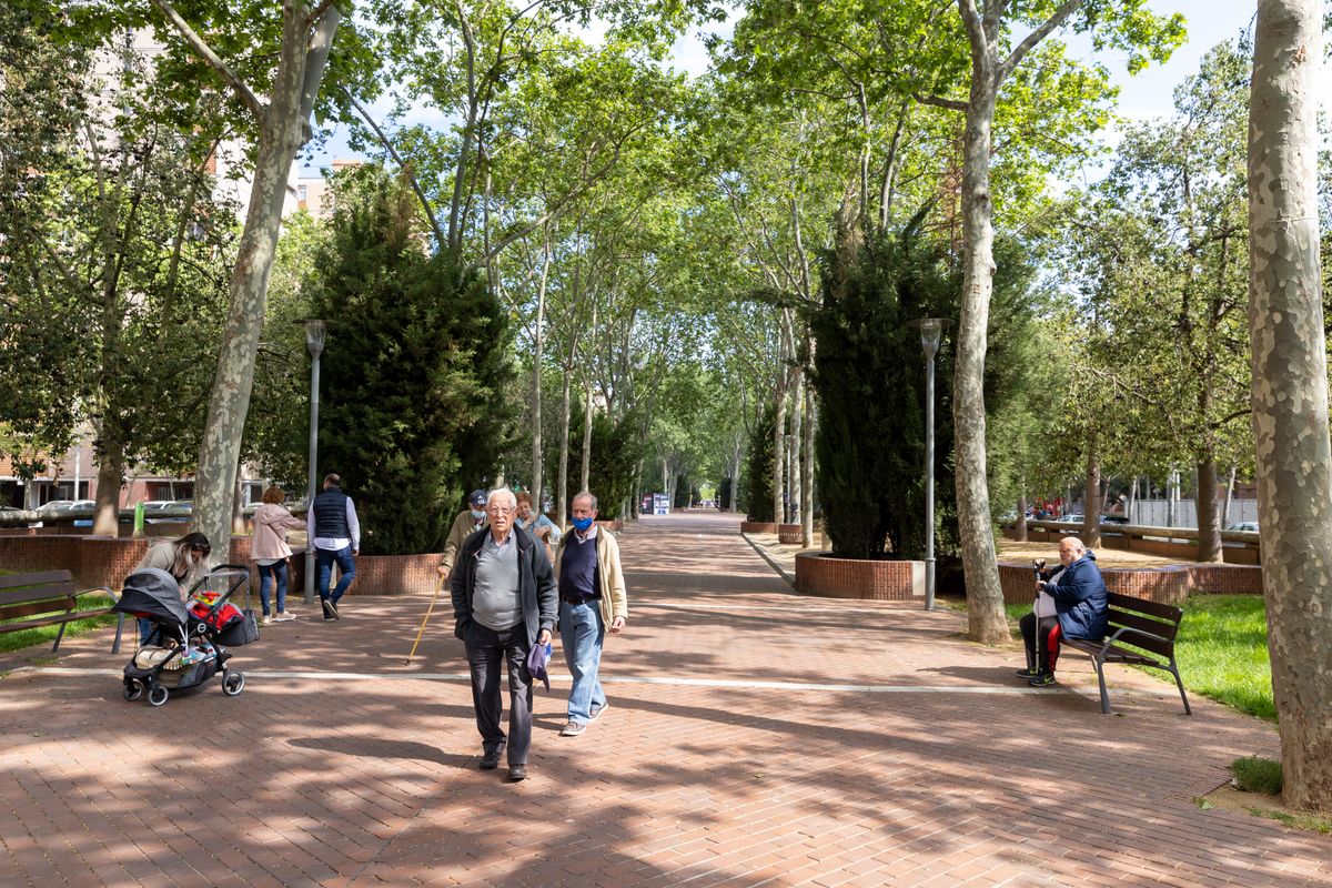 
             Veïns caminant per la rambla de Prim
             Autor: Edu Bayer
             Mostra els detalls de la imatge Veïns caminant per la rambla de Prim
             