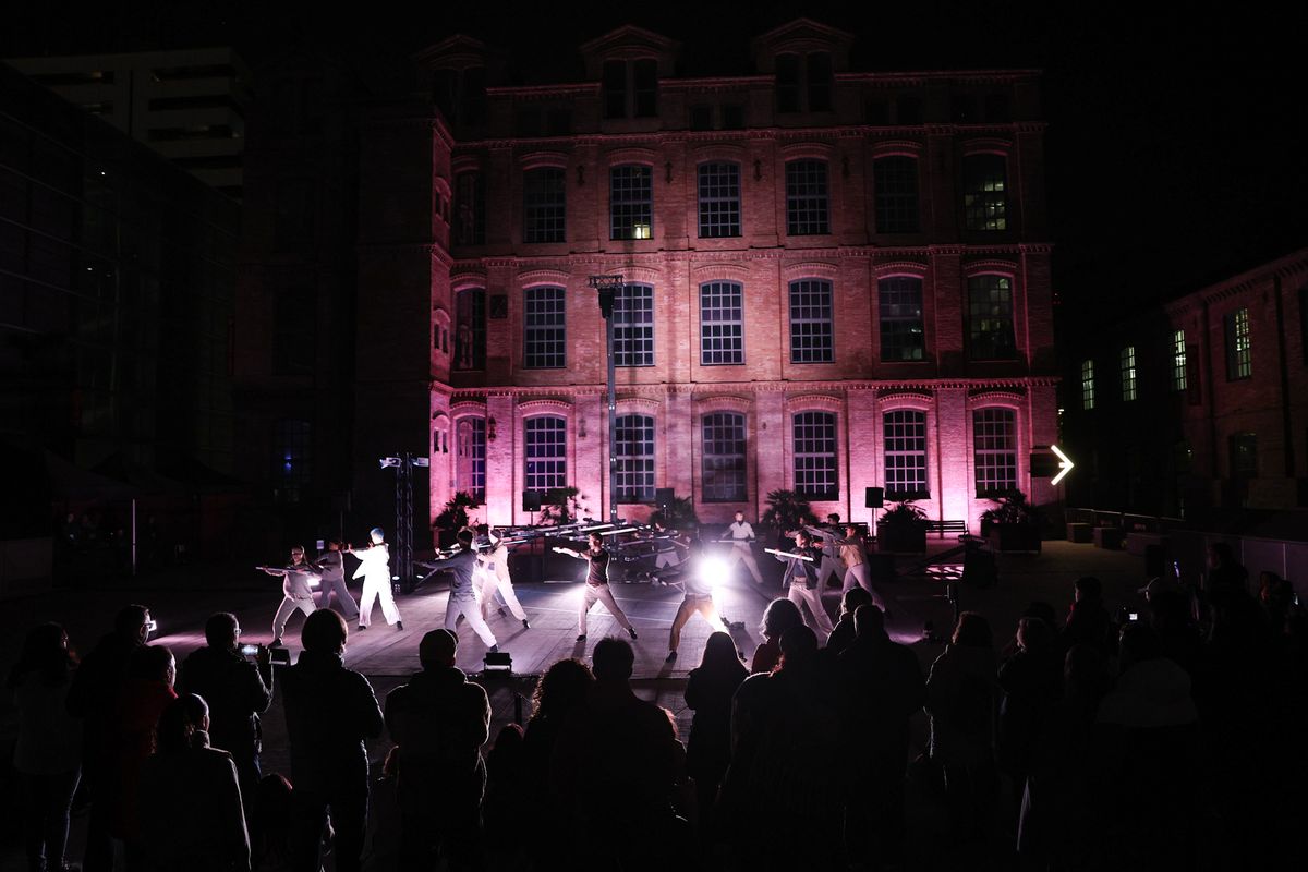 <div class='imageHoverDetail'>
             <p class='imageHoverTitle twoLineBreak'>Instal·lació artística '(De)construct', de Plattform Association, al Festival...</p>
             <p class='imageHoverAutor oneLineBreak'>Autor: Christian Bertrand</p>
             <button class='imageHoverBtn'>Mostra els detalls de la imatge <span class='sr-only'>Instal·lació artística '(De)construct', de Plattform Association, al Festival...</span></button>
             </div>