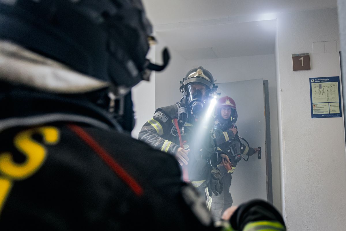 <div class='imageHoverDetail'>
             <p class='imageHoverTitle twoLineBreak'>Bombers entrant en l’edifici amb fum durant el simulacre d’incendi a l’Hospit...</p>
             <p class='imageHoverAutor oneLineBreak'>Autor: Sergio Ramos Ladevesa</p>
             <button class='imageHoverBtn'>Mostra els detalls de la imatge <span class='sr-only'>Bombers entrant en l’edifici amb fum durant el simulacre d’incendi a l’Hospit...</span></button>
             </div>