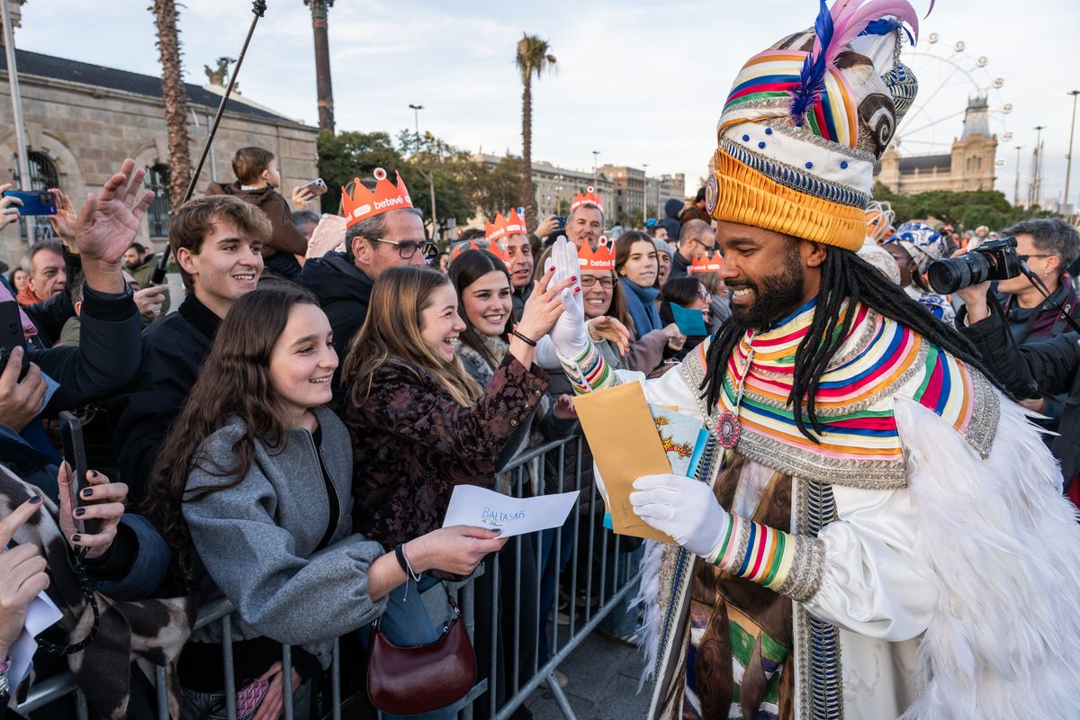 <div class='imageHoverDetail'>
             <p class='imageHoverTitle twoLineBreak'>El rei Baltasar saluda els infants que han vingut a rebre els Reis d’Orient</p>
             <p class='imageHoverAutor oneLineBreak'>Autor: Pep Herrero</p>
             <button class='imageHoverBtn'>Mostra els detalls de la imatge <span class='sr-only'>El rei Baltasar saluda els infants que han vingut a rebre els Reis d’Orient</span></button>
             </div>