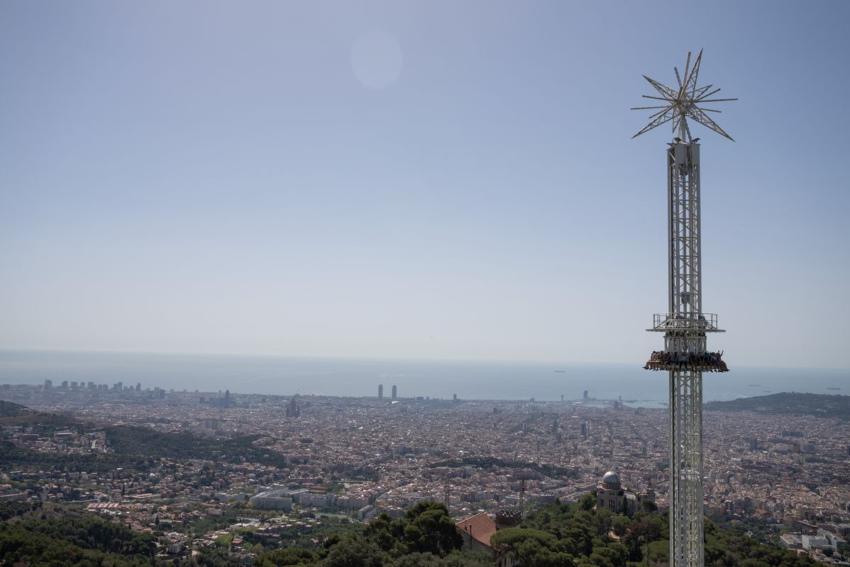 
             Primer salto inaugural de Merlí, la nueva atracción del Tibidabo. Al fondo, l...
             Autor: Martí Petit
             Ver los detalles de la imagen Primer salto inaugural de Merlí, la nueva atracción del Tibidabo. Al fondo, l...
             