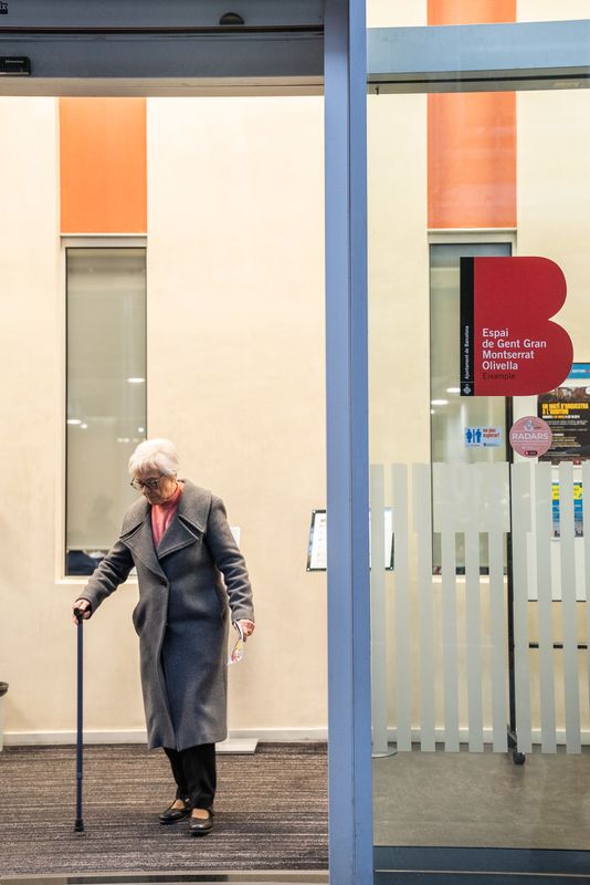 
             Una dona gran amb bastó sortint de l’Espai de Gent Gran Montserrat Olivella. ...
             Autor: Paula Jaume
             Mostra els detalls de la imatge Una dona gran amb bastó sortint de l’Espai de Gent Gran Montserrat Olivella. ...
             
