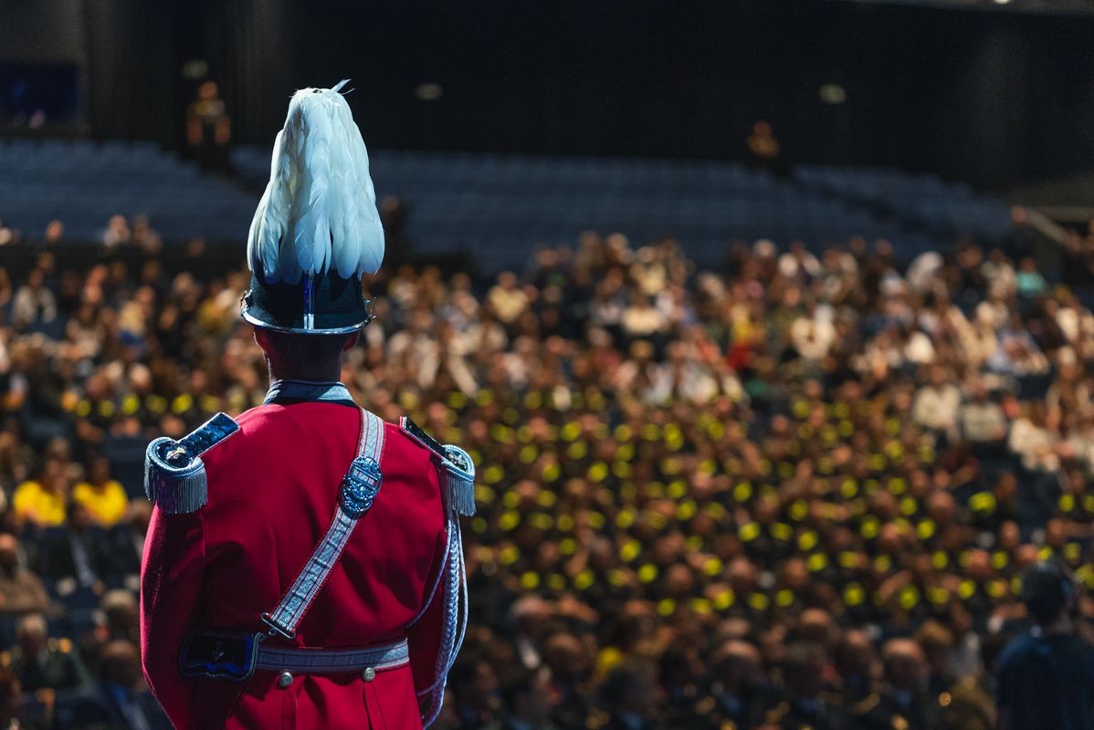 <div class='imageHoverDetail'>
             <p class='imageHoverTitle twoLineBreak'>Acte de lliurament de les medalles al mèrit i plaques de reconeixement amb mo...</p>
             <p class='imageHoverAutor oneLineBreak'>Autor: Isaac Carbonell</p>
             <button class='imageHoverBtn'>Mostra els detalls de la imatge <span class='sr-only'>Acte de lliurament de les medalles al mèrit i plaques de reconeixement amb mo...</span></button>
             </div>