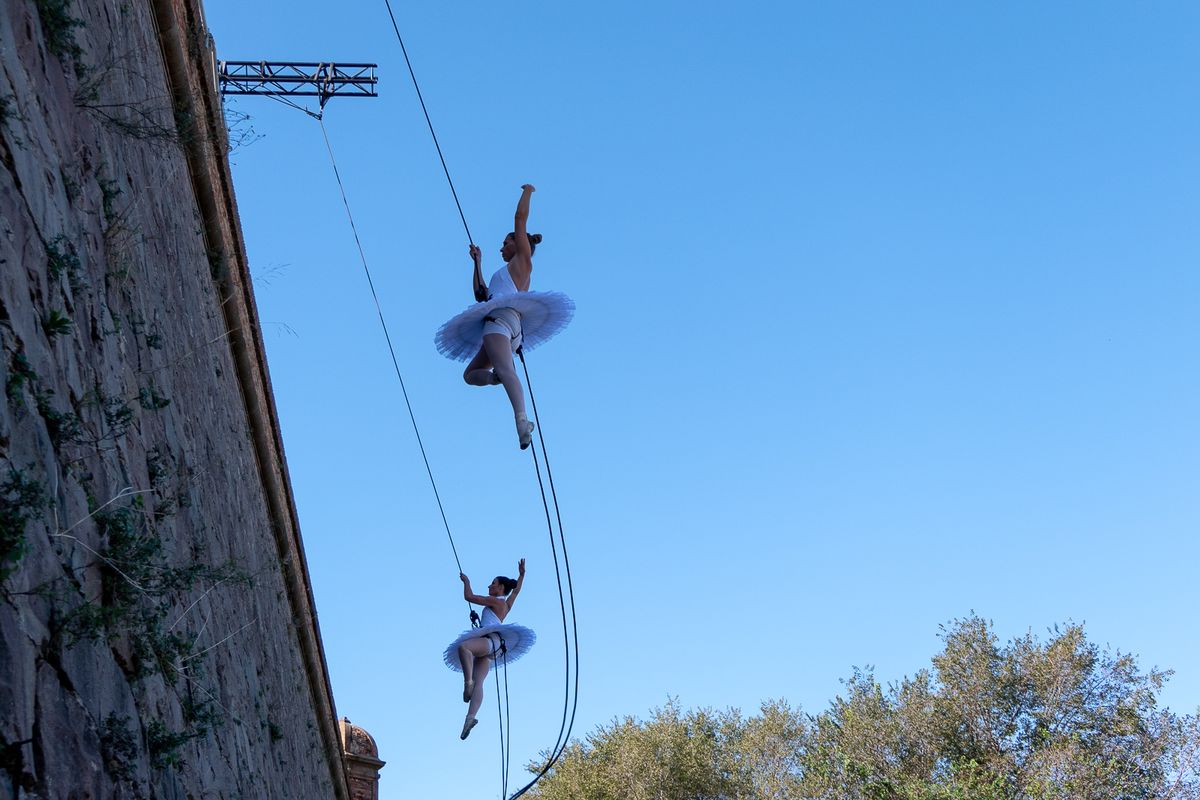 <div class='imageHoverDetail'>
             <p class='imageHoverTitle twoLineBreak'>Espectacle 'Finale' de Delrevés Dansa Vertical al Castell de Montjuïc dins de...</p>
             <p class='imageHoverAutor oneLineBreak'>Autor: Manel Sala</p>
             <button class='imageHoverBtn'>Mostra els detalls de la imatge <span class='sr-only'>Espectacle 'Finale' de Delrevés Dansa Vertical al Castell de Montjuïc dins de...</span></button>
             </div>