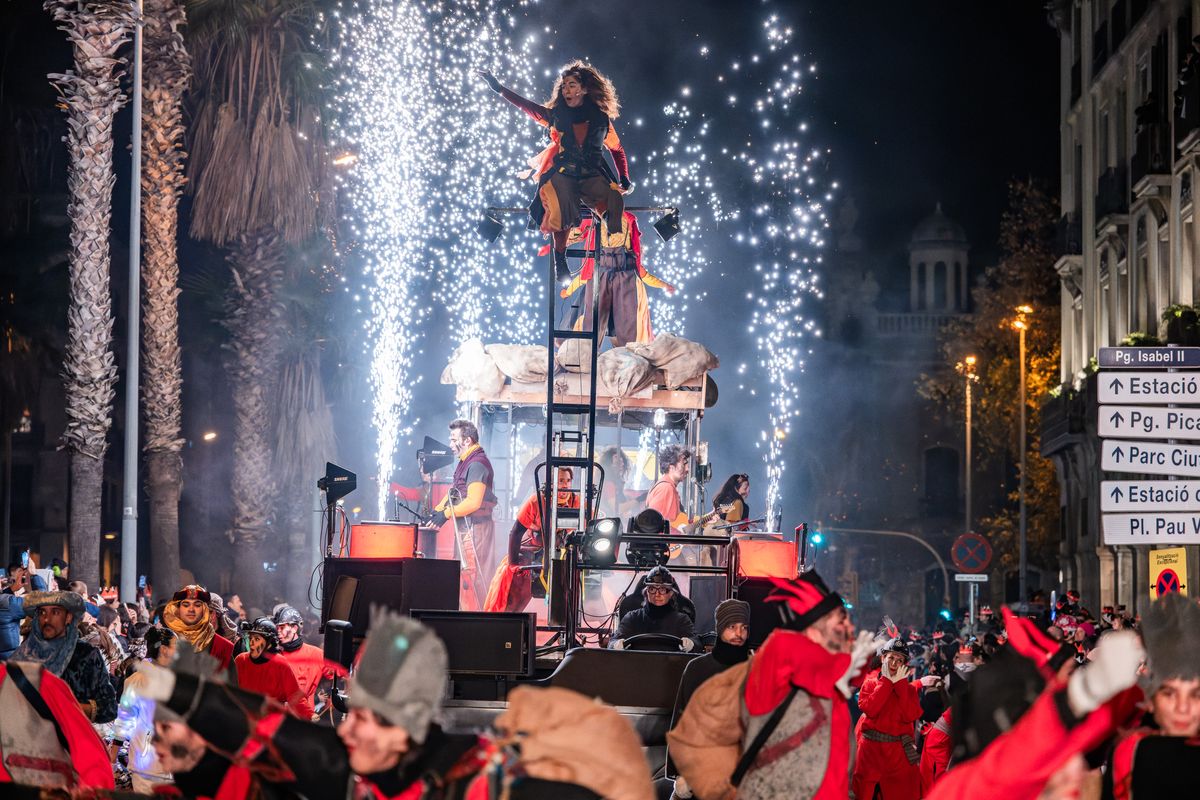 <div class='imageHoverDetail'>
             <p class='imageHoverTitle twoLineBreak'>Carroza de músicos que acompañan la cabalgata de Reyes</p>
             <p class='imageHoverAutor oneLineBreak'>Autor: Pep Herrero</p>
             <button class='imageHoverBtn'>Ver los detalles de la imagen <span class='sr-only'>Carroza de músicos que acompañan la cabalgata de Reyes</span></button>
             </div>