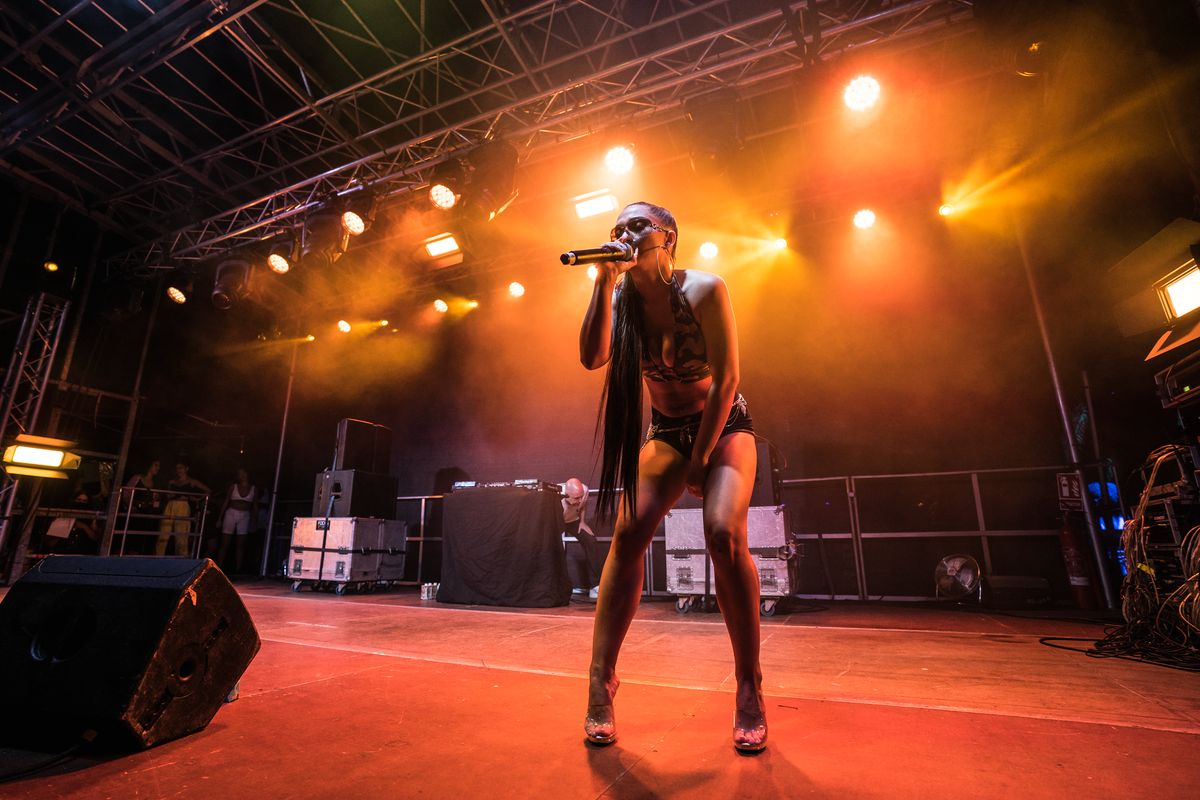 <div class='imageHoverDetail'>
             <p class='imageHoverTitle twoLineBreak'>Concert de Bea Pelea al Moll de la Fusta en el marc del BAM Festival</p>
             <p class='imageHoverAutor oneLineBreak'>Autor: Cesc Maymó</p>
             <button class='imageHoverBtn'>Mostra els detalls de la imatge <span class='sr-only'>Concert de Bea Pelea al Moll de la Fusta en el marc del BAM Festival</span></button>
             </div>