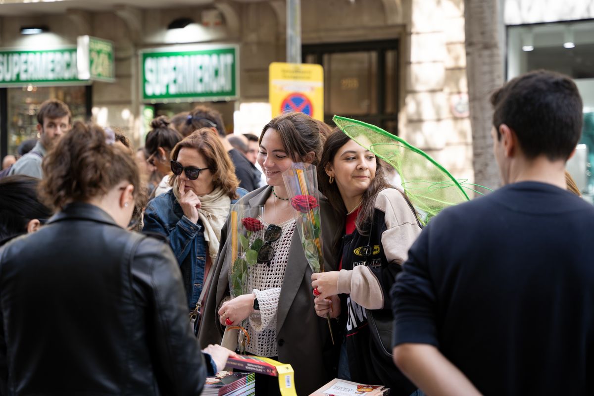 <div class='imageHoverDetail'>
             <p class='imageHoverTitle twoLineBreak'>Unes joves amb roses miren llibres en una de les parades de la Rambla.</p>
             <p class='imageHoverAutor oneLineBreak'>Autor: Mònica Moreno</p>
             <button class='imageHoverBtn'>Mostra els detalls de la imatge <span class='sr-only'>Unes joves amb roses miren llibres en una de les parades de la Rambla.</span></button>
             </div>