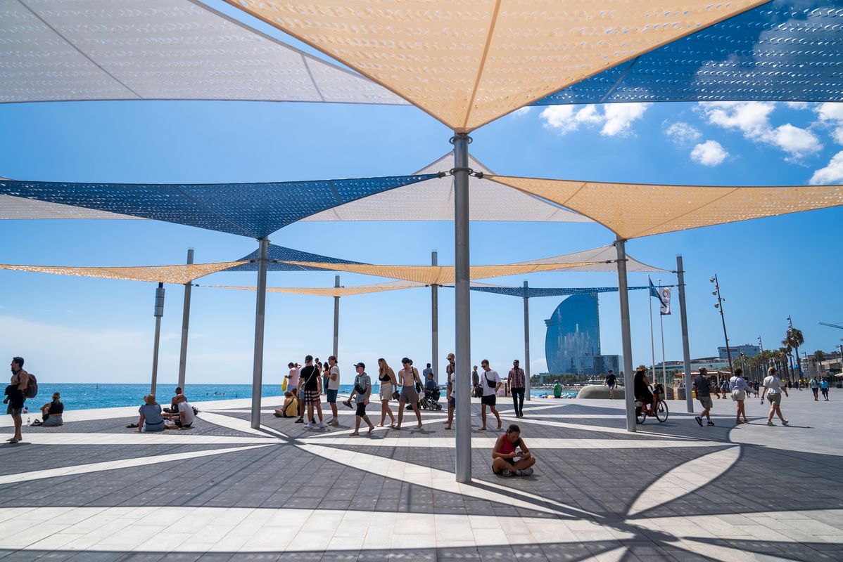 <div class='imageHoverDetail'>
             <p class='imageHoverTitle twoLineBreak'>Diferentes personas caminando bajo las sombras del paseo Marítim de la Barcel...</p>
             <p class='imageHoverAutor oneLineBreak'>Autor: Júlia Arnau</p>
             <button class='imageHoverBtn'>Ver los detalles de la imagen <span class='sr-only'>Diferentes personas caminando bajo las sombras del paseo Marítim de la Barcel...</span></button>
             </div>