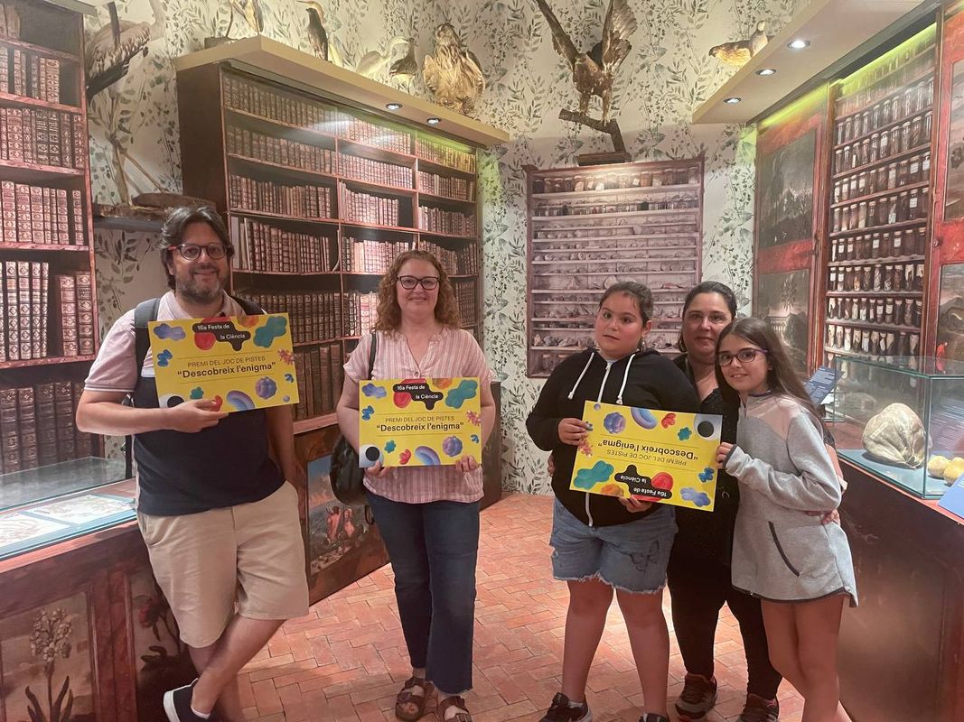 
             Lliurament al Museu de Ciències Naturals dels premis del joc de pistes "Desco...
             Autor: Desconegut
             Mostra els detalls de la imatge Lliurament al Museu de Ciències Naturals dels premis del joc de pistes "Desco...
             