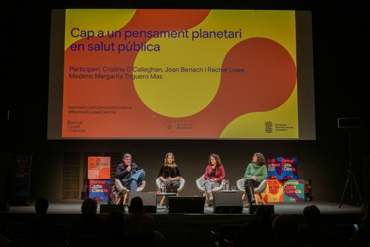 <div class='imageHoverDetail'>
             <p class='imageHoverTitle twoLineBreak'>Cristina O’Callaghan, Joan Benach, Rachel Lowe i Margarita Triguero-Mas a l’e...</p>
             <p class='imageHoverAutor oneLineBreak'>Autor: Martín Dutil</p>
             <button class='imageHoverBtn'>Mostra els detalls de la imatge <span class='sr-only'>Cristina O’Callaghan, Joan Benach, Rachel Lowe i Margarita Triguero-Mas a l’e...</span></button>
             </div>