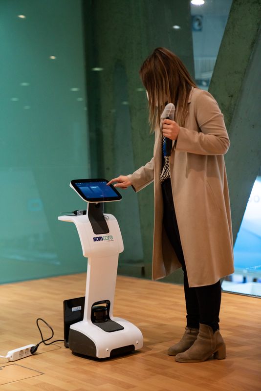 <div class='imageHoverDetail'>
             <p class='imageHoverTitle twoLineBreak'>Una dona interactuant amb el robot Ari II, el nou model de robot social</p>
             <p class='imageHoverAutor oneLineBreak'>Autor: Paula Jaume</p>
             <button class='imageHoverBtn'>Mostra els detalls de la imatge <span class='sr-only'>Una dona interactuant amb el robot Ari II, el nou model de robot social</span></button>
             </div>