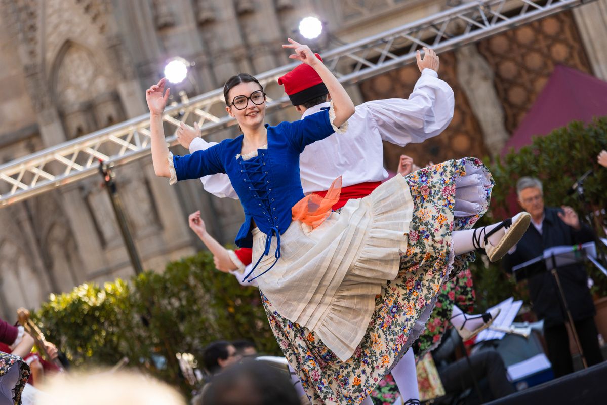 <div class='imageHoverDetail'>
             <p class='imageHoverTitle twoLineBreak'>Dos dansaires ballen a l'escenari davant de la Catedral amb motiu de la XVIII...</p>
             <p class='imageHoverAutor oneLineBreak'>Autor: Manu González</p>
             <button class='imageHoverBtn'>Mostra els detalls de la imatge <span class='sr-only'>Dos dansaires ballen a l'escenari davant de la Catedral amb motiu de la XVIII...</span></button>
             </div>