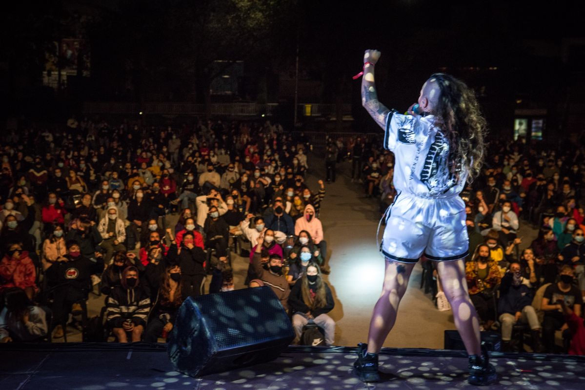 <div class='imageHoverDetail'>
             <p class='imageHoverTitle twoLineBreak'>Moment de l'actuació de les Tribade dins de "La Mercè és Música" al recinte C...</p>
             <p class='imageHoverAutor oneLineBreak'>Autor: Víctor Parreño Vidiella</p>
             <button class='imageHoverBtn'>Mostra els detalls de la imatge <span class='sr-only'>Moment de l'actuació de les Tribade dins de "La Mercè és Música" al recinte C...</span></button>
             </div>