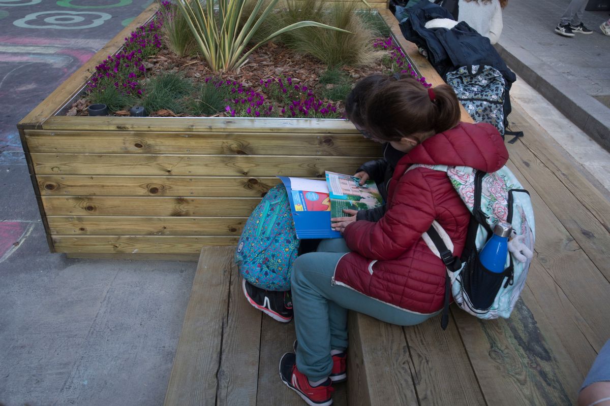 <div class='imageHoverDetail'>
             <p class='imageHoverTitle twoLineBreak'>Dues nenes seuen i llegeixen un conte en un banc amb jardinera a l'entorn pac...</p>
             <p class='imageHoverAutor oneLineBreak'>Autor: Òscar Giralt</p>
             <button class='imageHoverBtn'>Mostra els detalls de la imatge <span class='sr-only'>Dues nenes seuen i llegeixen un conte en un banc amb jardinera a l'entorn pac...</span></button>
             </div>