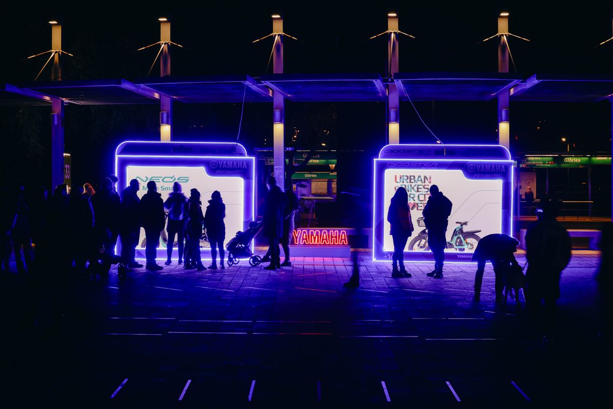 <div class='imageHoverDetail'>
             <p class='imageHoverTitle twoLineBreak'>Instal·lació artística 'NexusVision', de Yamaha Light Meeting Point, al Festi...</p>
             <p class='imageHoverAutor oneLineBreak'>Autor: Xavi Torrent</p>
             <button class='imageHoverBtn'>Mostra els detalls de la imatge <span class='sr-only'>Instal·lació artística 'NexusVision', de Yamaha Light Meeting Point, al Festi...</span></button>
             </div>