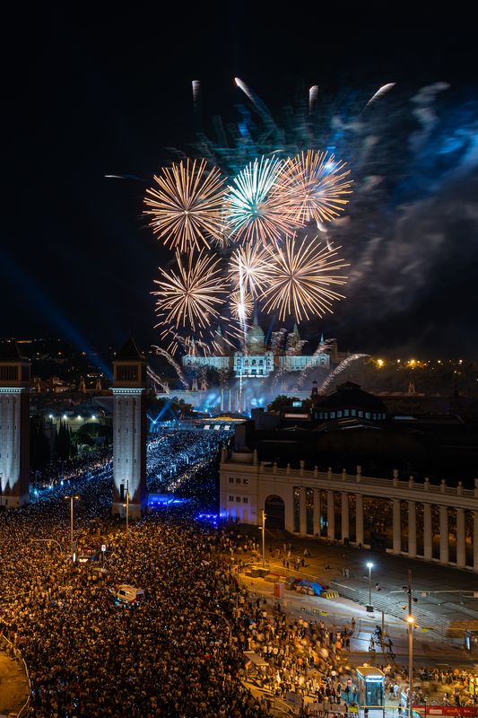 <div class='imageHoverDetail'>
             <p class='imageHoverTitle twoLineBreak'>Vista del espectáculo piromusical de La Mercè 2024</p>
             <p class='imageHoverAutor oneLineBreak'>Autor: Damià Riba</p>
             <button class='imageHoverBtn'>Ver los detalles de la imagen <span class='sr-only'>Vista del espectáculo piromusical de La Mercè 2024</span></button>
             </div>