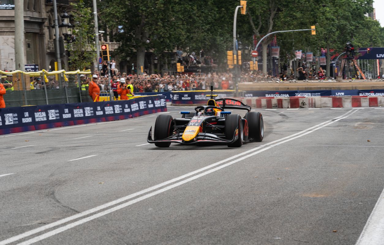 
             Cotxe de Fórmula 1 recorrent el circuit de passeig de Gràcia al ‘road show’.
             Autor: Albert Mitjavila
             Mostra els detalls de la imatge Cotxe de Fórmula 1 recorrent el circuit de passeig de Gràcia al ‘road show’.
             
