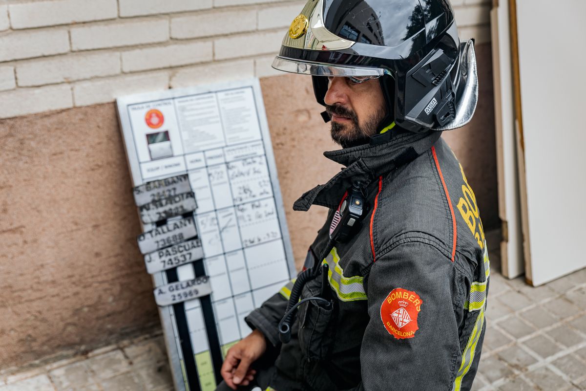 <div class='imageHoverDetail'>
             <p class='imageHoverTitle twoLineBreak'>Comandament dels Bombers a càrrec de la pissarra amb els noms dels bombers qu...</p>
             <p class='imageHoverAutor oneLineBreak'>Autor: Sergio Ramos Ladevesa</p>
             <button class='imageHoverBtn'>Mostra els detalls de la imatge <span class='sr-only'>Comandament dels Bombers a càrrec de la pissarra amb els noms dels bombers qu...</span></button>
             </div>