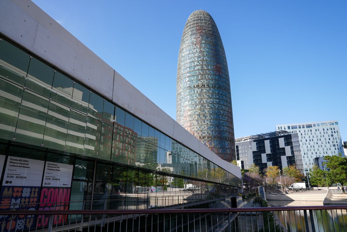 <div class='imageHoverDetail'>
             <p class='imageHoverTitle twoLineBreak'>Façana posterior de l'edifici DHUB amb l'estany i la Torre Glòries al fons.</p>
             <p class='imageHoverAutor oneLineBreak'>Autor: Júlia Arnau</p>
             <button class='imageHoverBtn'>Mostra els detalls de la imatge <span class='sr-only'>Façana posterior de l'edifici DHUB amb l'estany i la Torre Glòries al fons.</span></button>
             </div>