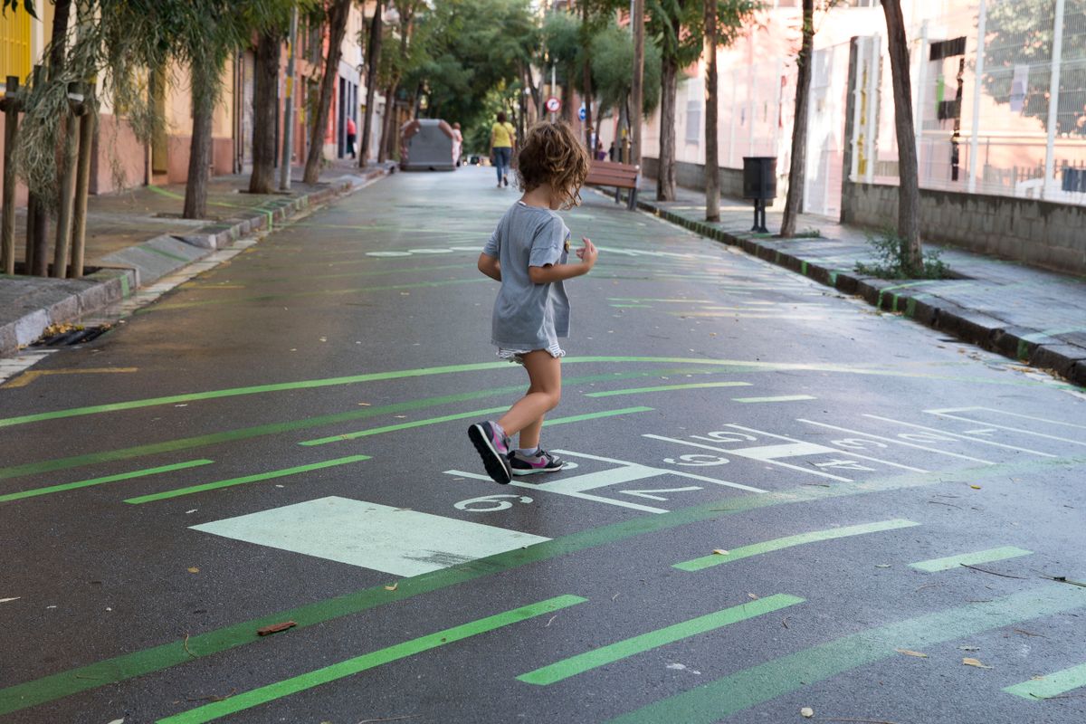 <div class='imageHoverDetail'>
             <p class='imageHoverTitle twoLineBreak'>Una nena juga a la xarranca a la zona pacificada al voltant de l’Escola del D...</p>
             <p class='imageHoverAutor oneLineBreak'>Autor: Òscar Giralt</p>
             <button class='imageHoverBtn'>Mostra els detalls de la imatge <span class='sr-only'>Una nena juga a la xarranca a la zona pacificada al voltant de l’Escola del D...</span></button>
             </div>