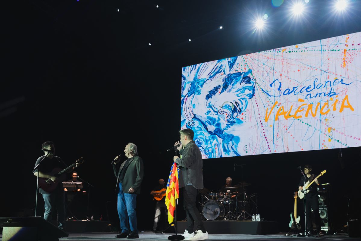 
             Actuació de Joan Manuel Serrat i el duo musical Estopa durant el concert ‘Bar...
             Autor: Josbel A. Tinoco
             Mostra els detalls de la imatge Actuació de Joan Manuel Serrat i el duo musical Estopa durant el concert ‘Bar...
             