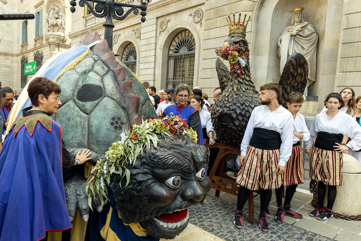 <div class='imageHoverDetail'>
             <p class='imageHoverTitle twoLineBreak'>La Tarasca y la Àliga con su séquito en la plaza de Sant Jaume con motivo de ...</p>
             <p class='imageHoverAutor oneLineBreak'>Autor: Edu Bayer</p>
             <button class='imageHoverBtn'>Ver los detalles de la imagen <span class='sr-only'>La Tarasca y la Àliga con su séquito en la plaza de Sant Jaume con motivo de ...</span></button>
             </div>