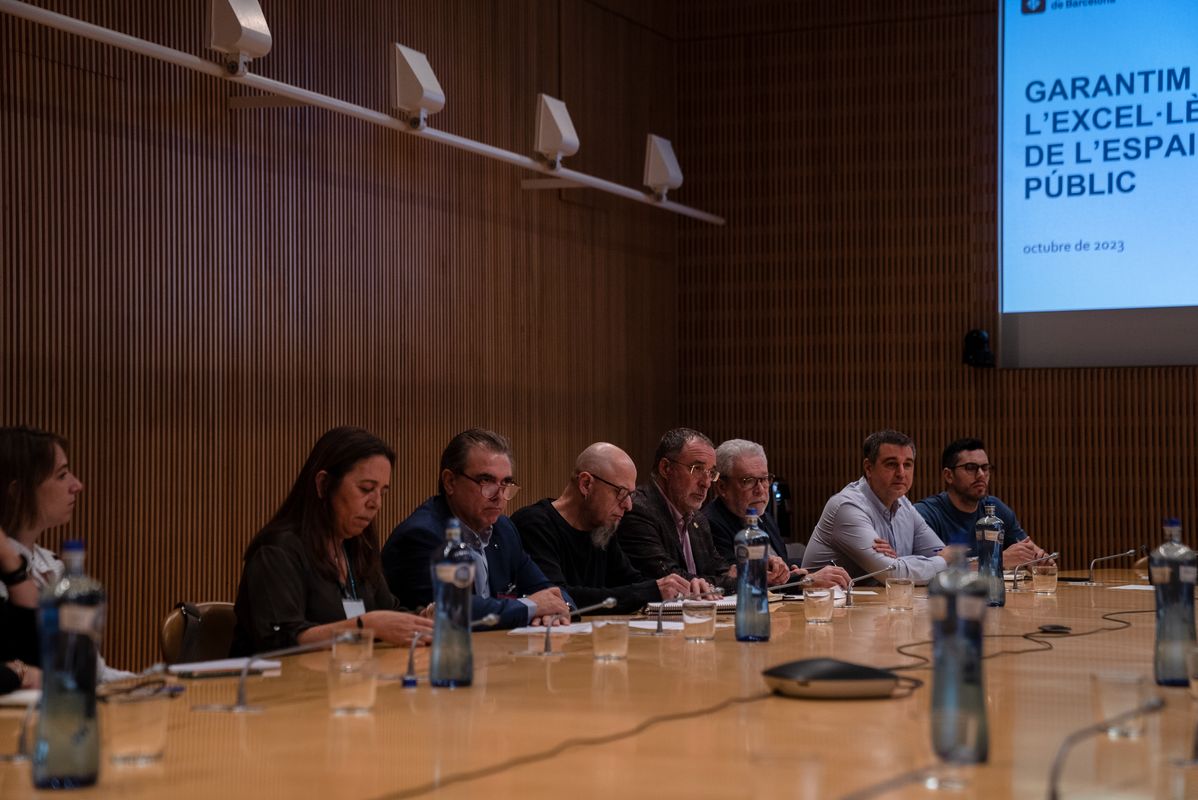 
             Vista general de la reunió d’entitats pel Pla Endreça a la Sala de Govern.
             Autor: Martí Petit
             Mostra els detalls de la imatge Vista general de la reunió d’entitats pel Pla Endreça a la Sala de Govern.
             