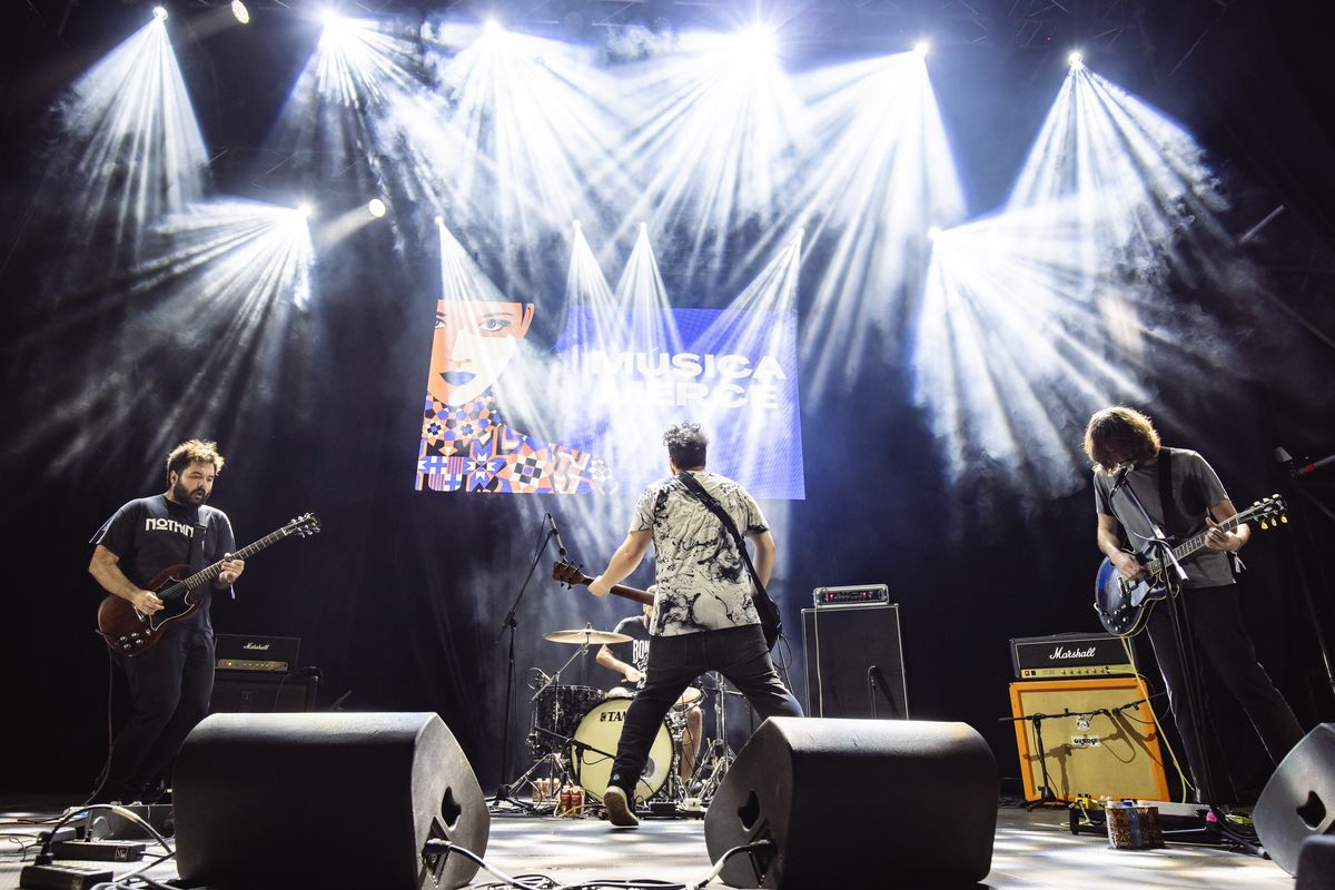 <div class='imageHoverDetail'>
             <p class='imageHoverTitle twoLineBreak'>Actuació de la banda de rock Viva Belgrado a l'escenari del BAM de la plaça d...</p>
             <p class='imageHoverAutor oneLineBreak'>Autor: Xavi Torrent</p>
             <button class='imageHoverBtn'>Mostra els detalls de la imatge <span class='sr-only'>Actuació de la banda de rock Viva Belgrado a l'escenari del BAM de la plaça d...</span></button>
             </div>