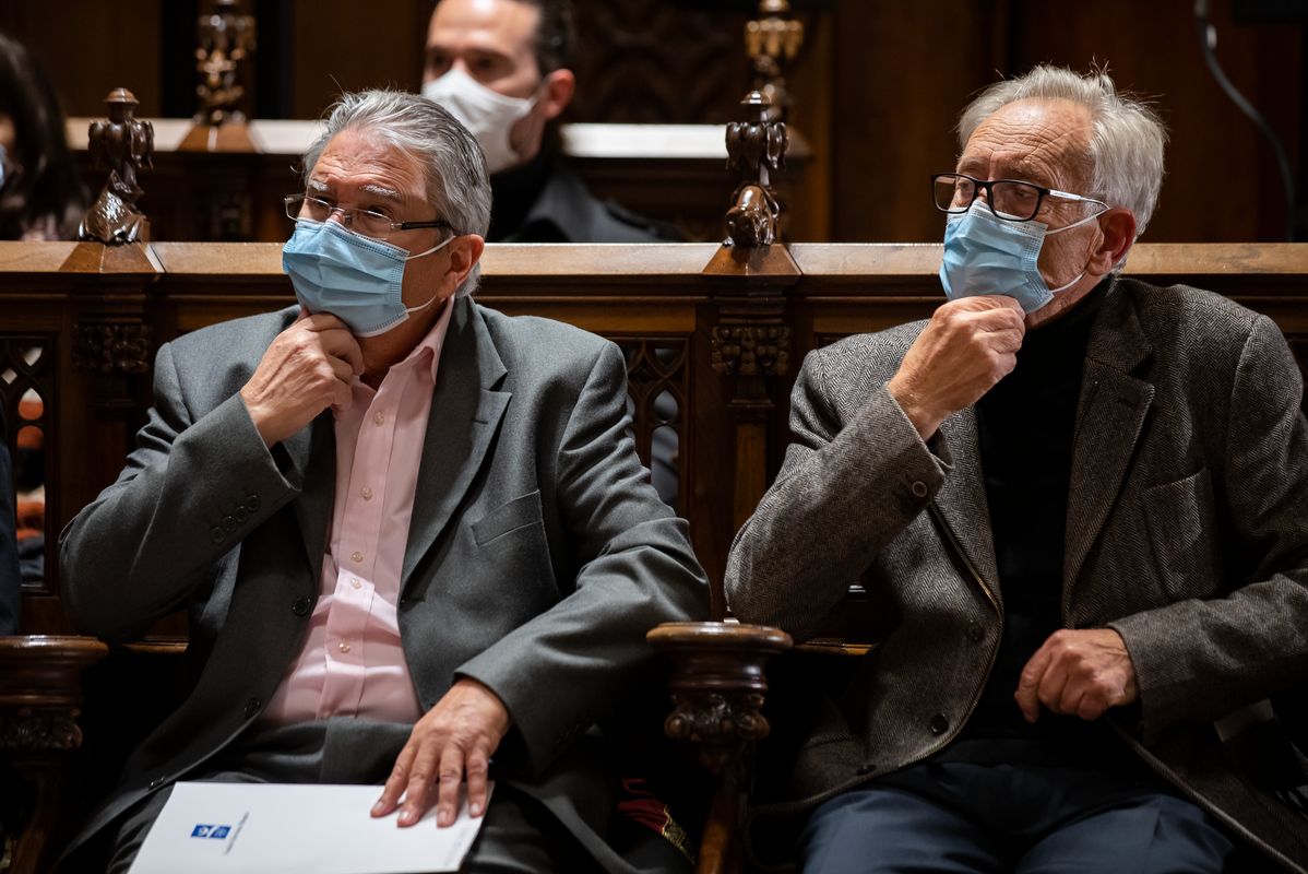 <div class='imageHoverDetail'>
             <p class='imageHoverTitle twoLineBreak'>Els guardonats amb la Medalla d'Or al mèrit esportiu, en Manuel Ibern i en Ju...</p>
             <p class='imageHoverAutor oneLineBreak'>Autor: Àlex Losada</p>
             <button class='imageHoverBtn'>Mostra els detalls de la imatge <span class='sr-only'>Els guardonats amb la Medalla d'Or al mèrit esportiu, en Manuel Ibern i en Ju...</span></button>
             </div>